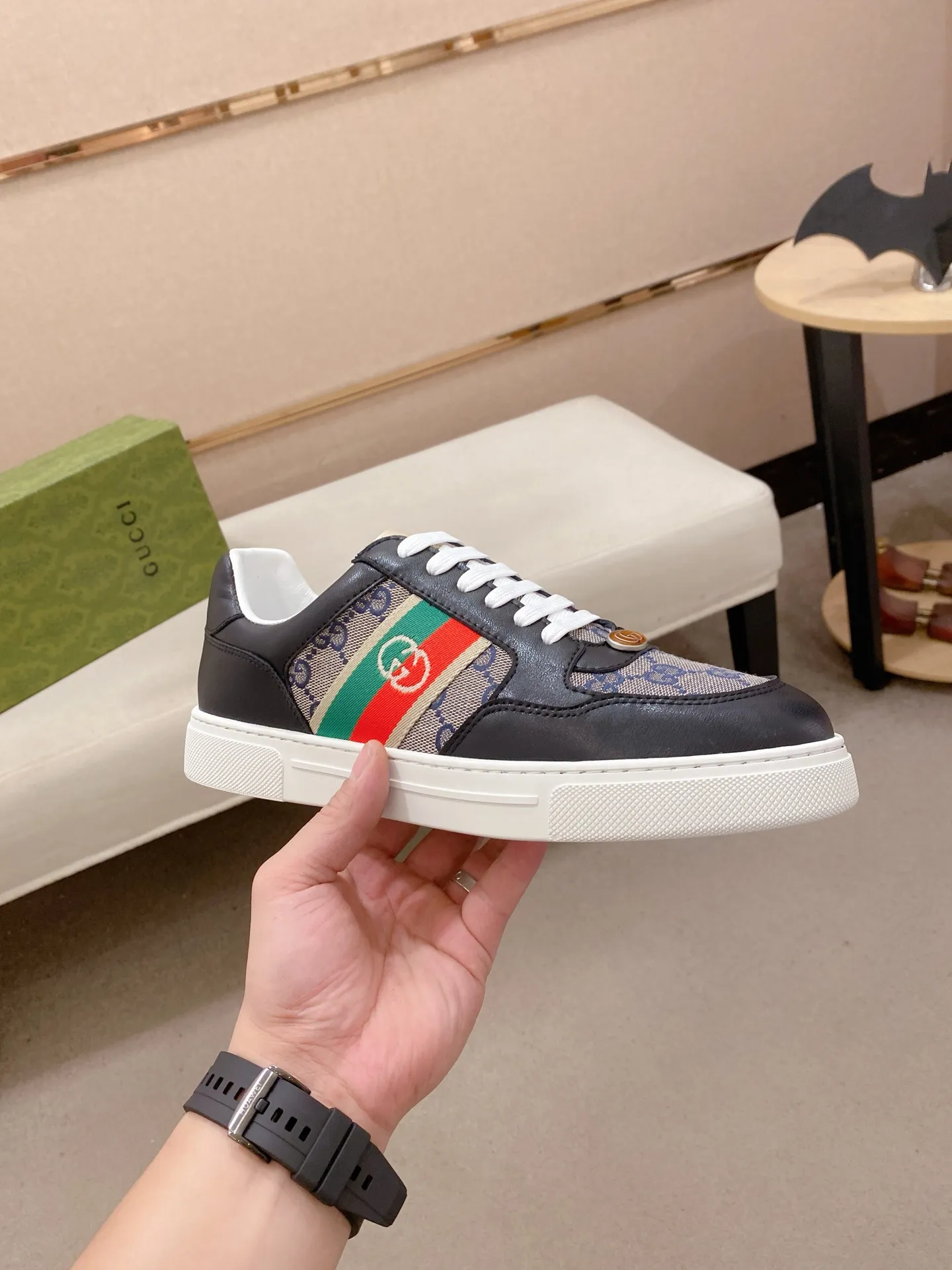 Factory price: 420💰 (GUCCI) The latest model from the official website 🎁🎁Casual and fashionable men's shoes👟, hot style 💥The version is simple and elegant, exclusive for trendy men. Unique official website latest brand elements 👑Gucci original decoration, fashionable and generous, the fabric is original cowhide ✅sheepskin lining, the official website specifies wear-resistant casual outsole, the classic model is taken in kind at the counter🎬38-44 (45 is not returned or exchanged)